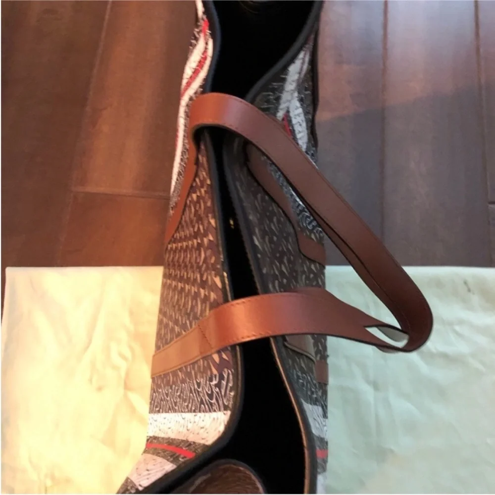 BURBERRY Monogram large Tote -like new, (made in Italy) great for traveling❗️